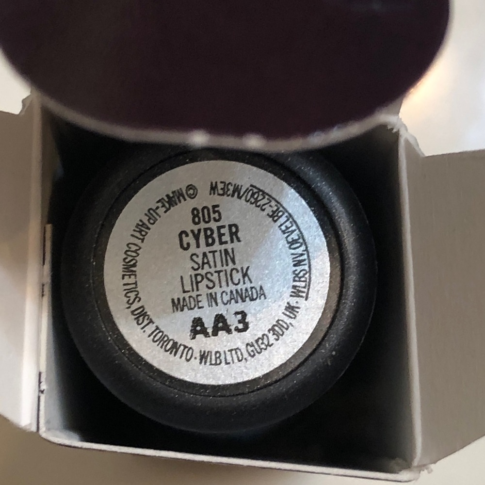 MAC Satin Lipstick Shade 805 Cyber 3g Discontinued Shade NEW With BOX - Picture 6 of 11